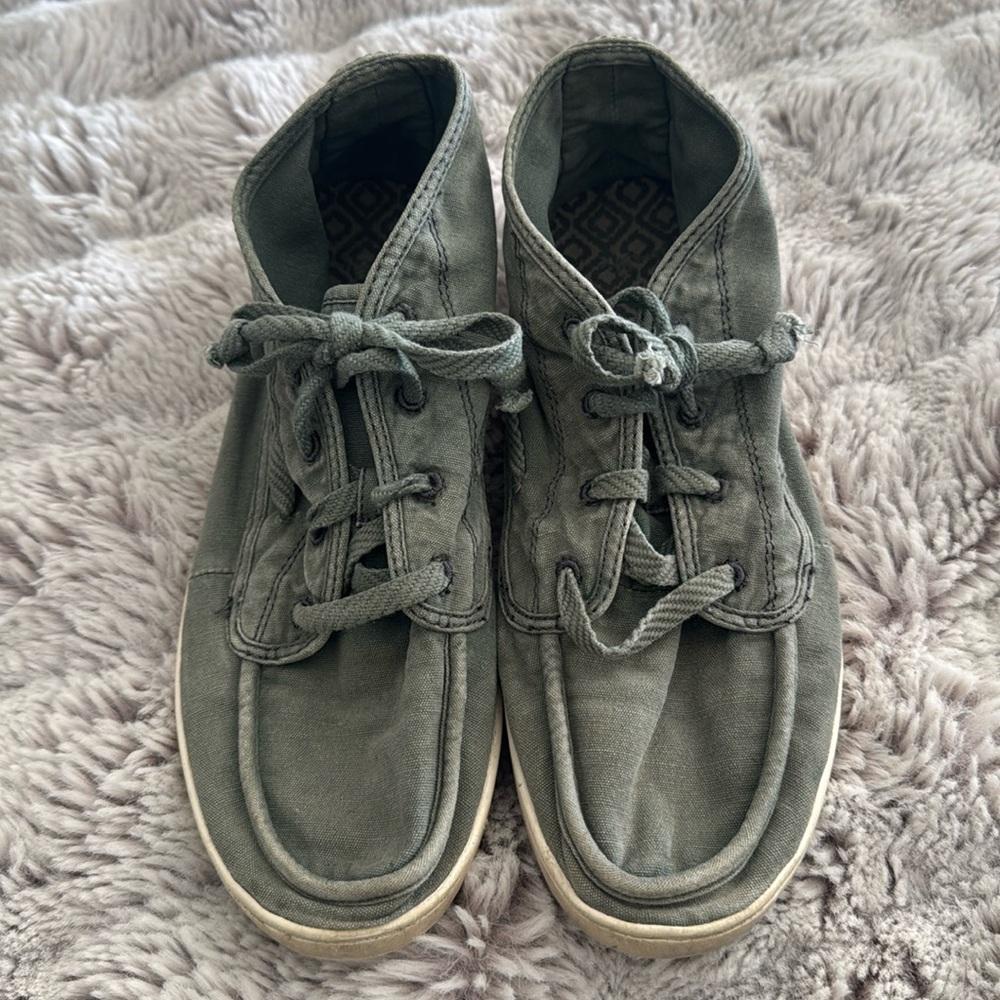 Sanuk Lace Up Chukka style Shoe in Grey Size 9